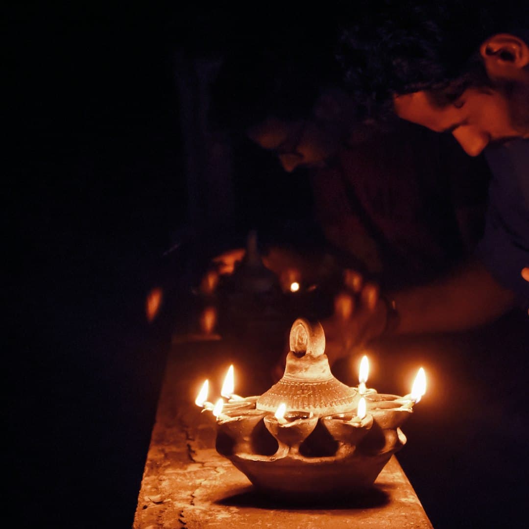 Vrouwen in cirkel met kaarsen tijdens meditatie bijeenkomst vrouwencirkel Altena